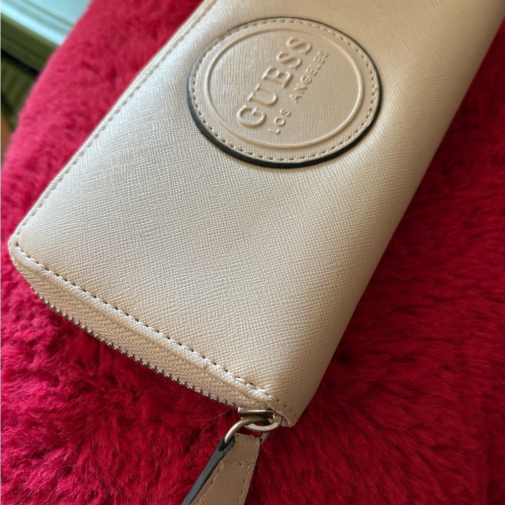 Guess Wallet - Picture 2 of 10